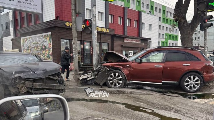 В Новосибирске машина после аварии вылетела на тротуар и протаранила столб