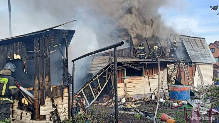 В Новосибирске сгорели частный дом и баня на улице Шоссейной