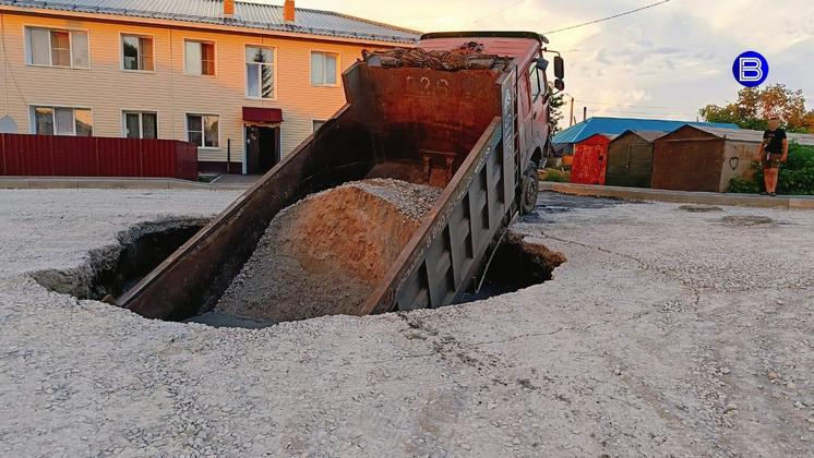В селе под Новосибирском груженый щебнем самосвал ушел под землю
