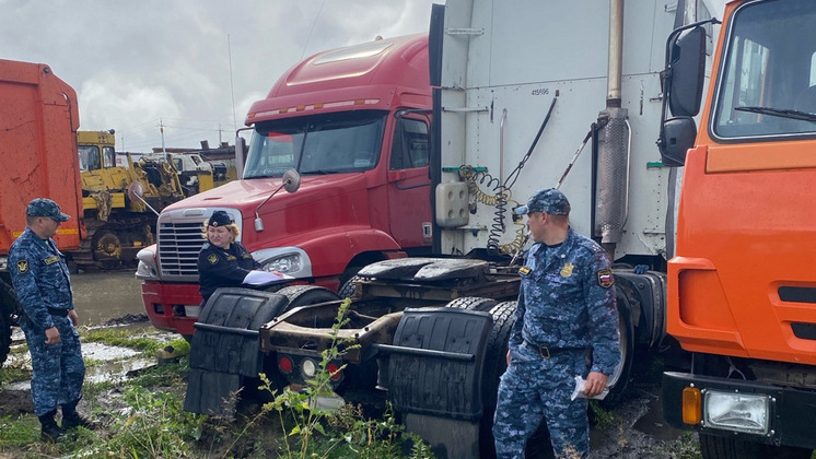 Новосибирские приставы нашли и арестовали три спрятанных грузовика должника