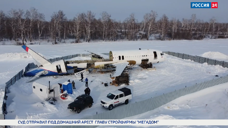 В Новосибирской области начали распиливать севший в пшеничное поле самолет