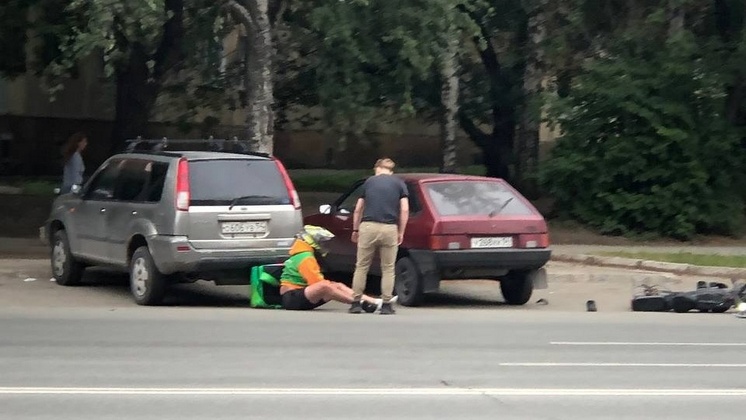 В Новосибирске водитель «Лады» сбил доставщика еды при выезде с парковки