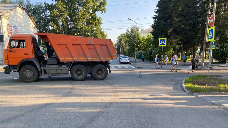 В Новосибирске КамАЗ сбил 13-летнюю девочку на пешеходном переходе