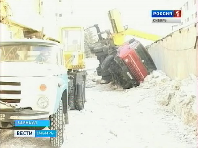 В Барнауле на проезжую часть упал подъемный кран с грузом