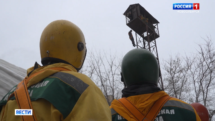 Тренировки на высоте провели новосибирские пожарные-десантники