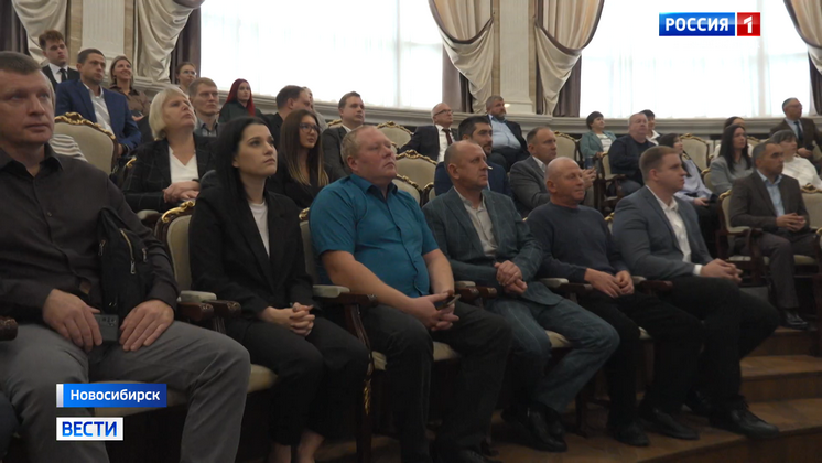 Андрей Травников поздравил дорожников и транспортников с профессиональными праздниками