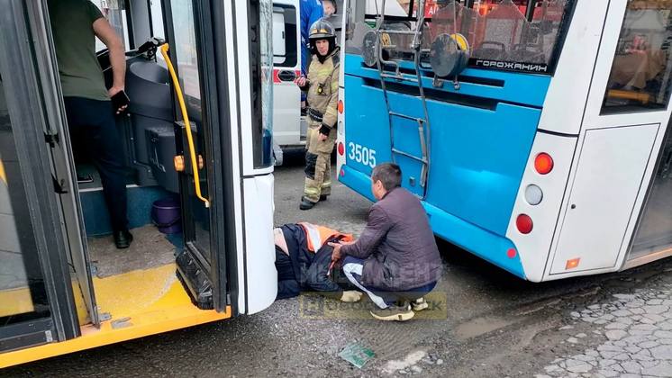 В Новосибирске водителя насмерть зажало между двумя троллейбусами на остановке