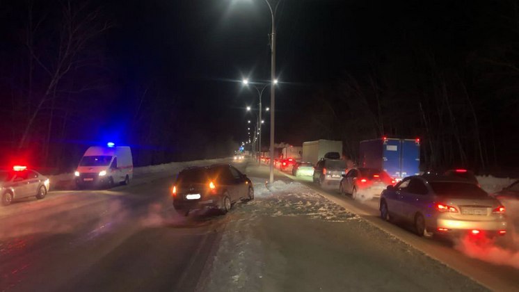 В Новосибирске четырехлетний пассажир пострадал от удара машины в фонарь