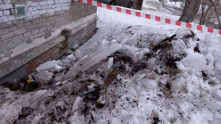 В Новосибирске завершили расследование уголовного дела из-за падения глыбы льда на женщину