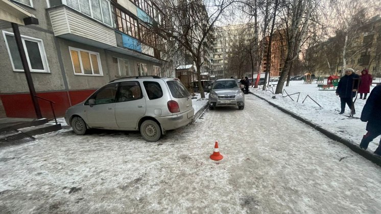 Автомобиль сбил беременную женщину с ребенком на улице Петухова в Новосибирске