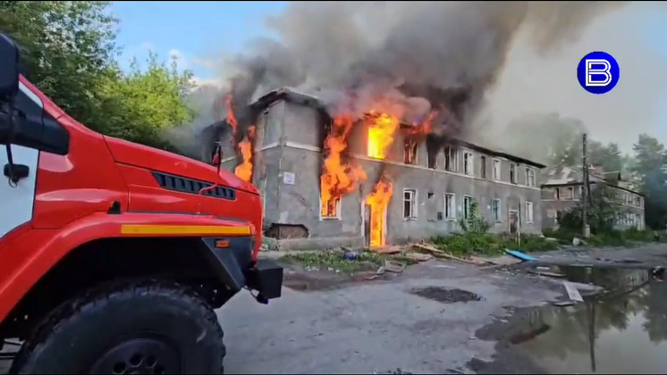 В районе Телецентра Новосибирска сгорел двухэтажный дом