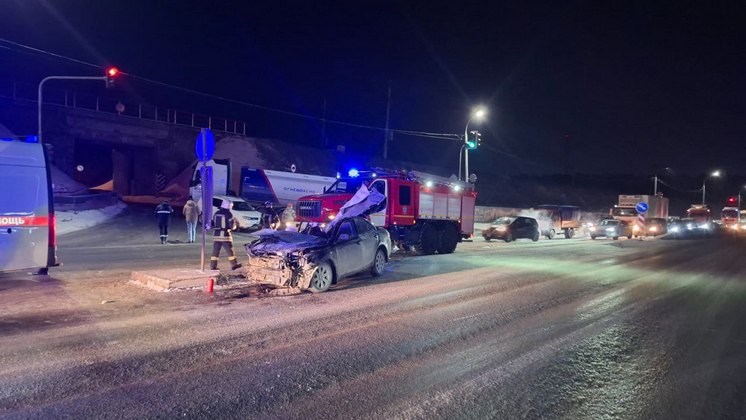 В Новосибирске женщина-водитель погибла в аварии со встречной фурой