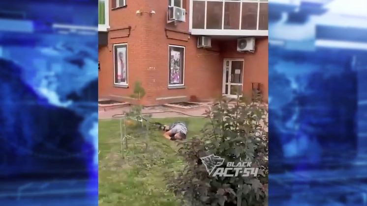 В Новосибирске мужчина сорвался с высоты во время мытья окон
