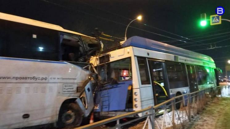 В Новосибирске 23-летняя пассажирка пострадала от удара автобуса в троллейбус