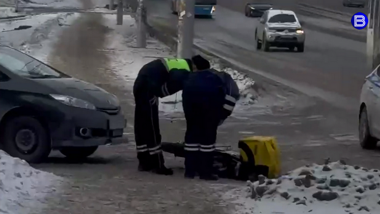 В Новосибирске доставщик еды угодил под колеса автомобиля на улице Кошурникова