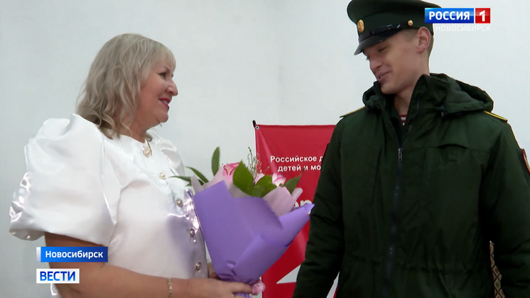 Курсанты Росгвардии поздравили своих учителей в родной школе в Новосибирске