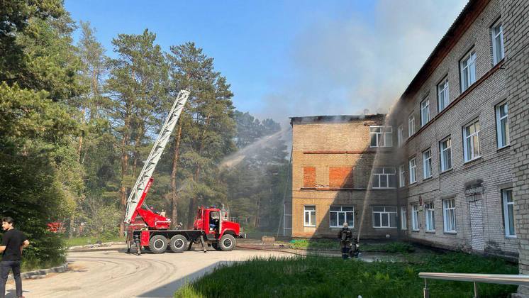 Основной версией причин пожара в новосибирской ЦКБ назвали короткое замыкание проводки