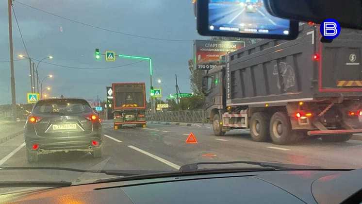 Огромная пробка сковала трассу на въезде в Новосибирск с юга из-за аварии