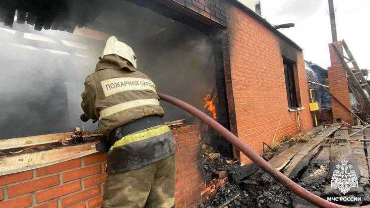 В Бердске загорелись два частных дома и гаражи на улице Рогачева