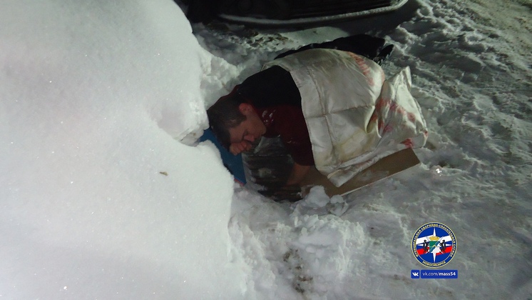Спасатели помогли пьяному новосибирцу вытащить руку из решётки ливнёвки