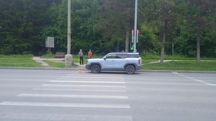 В Новосибирске бабушка с внуком нарушили ПДД и попали под колёса внедорожника