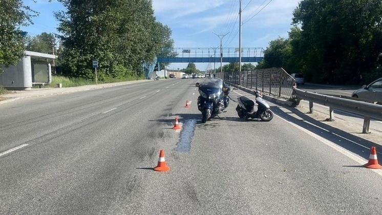 14-летний новосибирец сел за руль мопеда и врезался мотоцикл