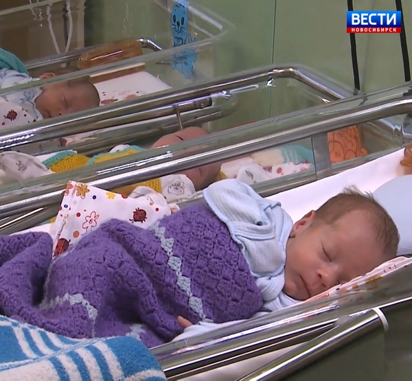 Близнецы спят в палате Близнецы спят в палате