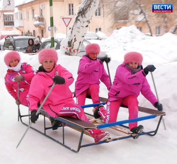 Экипаж зимнего рафтинга на дистанции