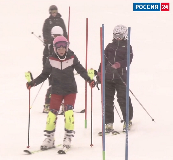 Юные горнолыжники на склоне