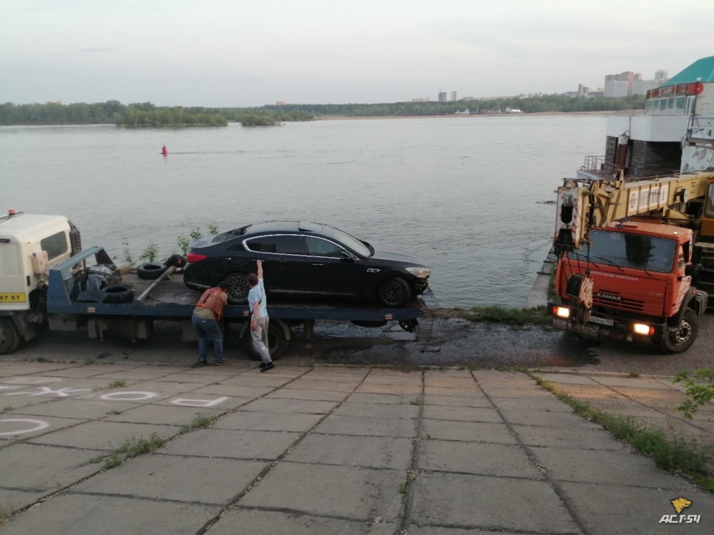 Появилось видео извлечения утонувшей в Новосибирске иномарки - Вести