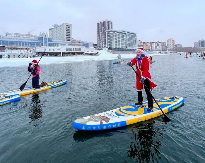 Снегурочки и Деды Морозы устроили заплыв на сапах по Оби в Новосибирске