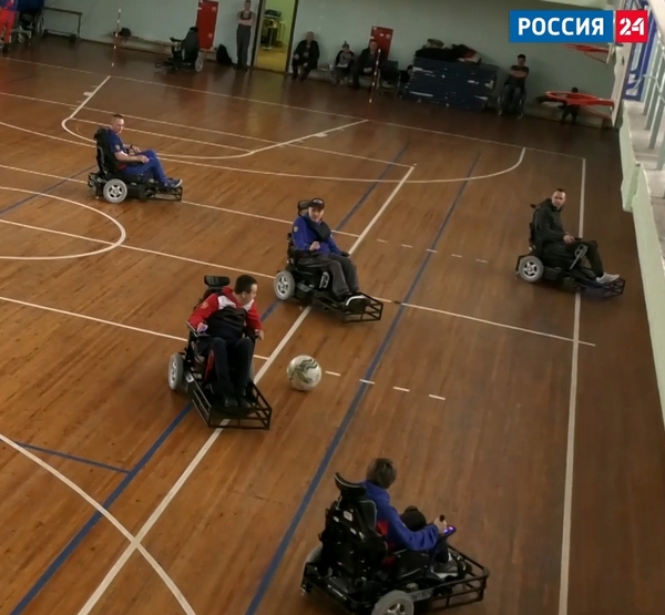 Спортсмены играют в ПОДА-футбол на колясках