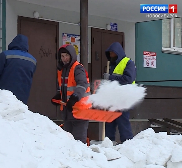 Дворники убирают снег около дома Дворники убирают снег около дома