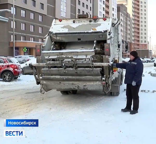 Мусоровоз около площадки с контейнерами