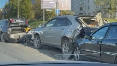 В Новосибирске три автомобиля устроили дорожный «паровозик»