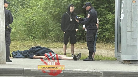  В Новосибирске на остановке общественного транспорта нашли труп мужчины