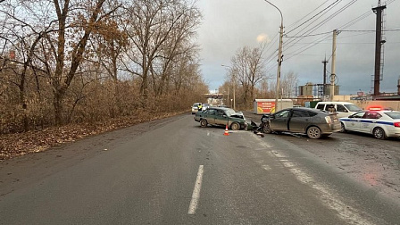 В Новосибирске двое пассажиров пострадали в столкновении легковых машин