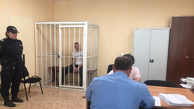 В Новосибирске начали судить мужчину за кражу икон и колец с молитвами из церковной лавки