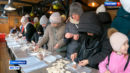 Новосибирцы выстроились в очереди за угощением на фестивале пельменей