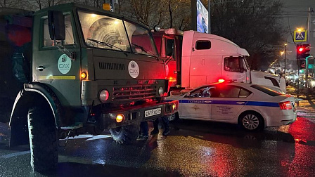 В Новосибирске КамАЗ насмерть сбил 17-летнюю девушку на пешеходном переходе