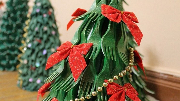Из чего можно сделать новогоднюю елку: 3D елка из пенопласта.