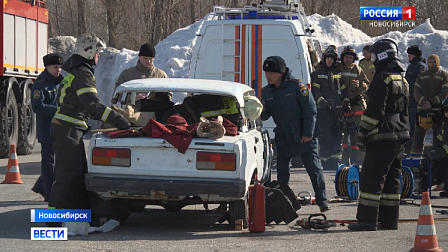 В Новосибирске сотрудники МЧС провели учения по спасению пострадавших в ДТП