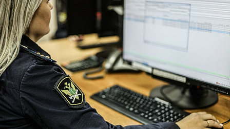 С жительницы Новосибирска взыскали страховую выплату за долги по штрафам