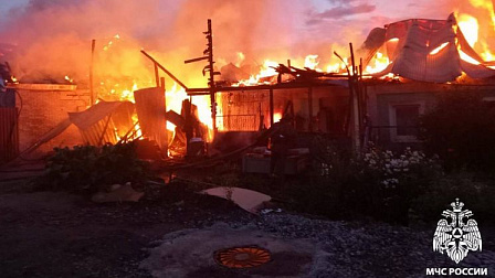 В Новосибирске сгорели два частных дома на улице Пушкарева