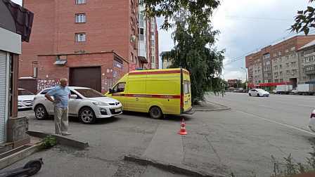 В Новосибирске выезжающий со двора автомобиль сбил подростка на электросамокате