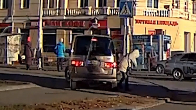 Сбившего женщину на тротуаре водителя ищут автоинспекторы Новосибирска