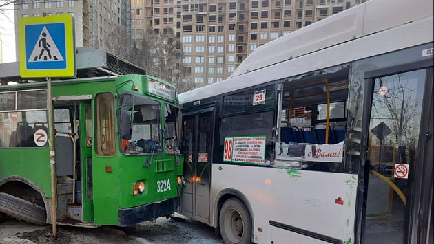 В Новосибирске на Красном проспекте произошло столкновение троллейбуса с автобусом
