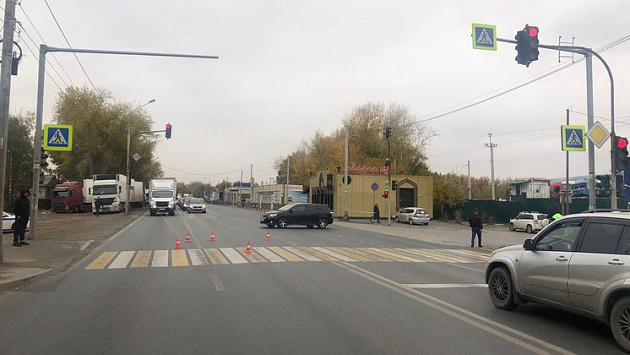 В Новосибирске водитель сбил 12-летнюю девочку на пешеходном переходе и скрылся с места аварии