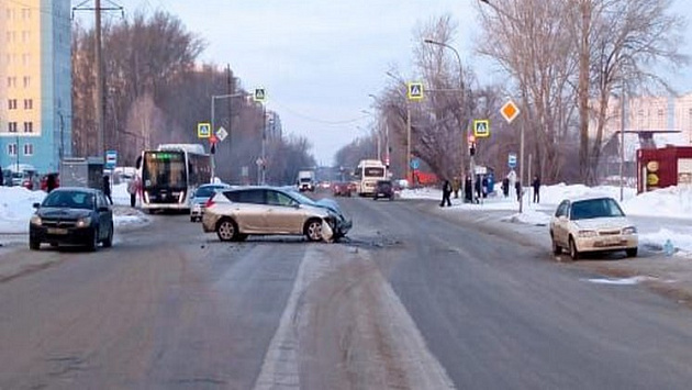 В Новосибирске женщина и подросток пострадали в столкновении двух машин