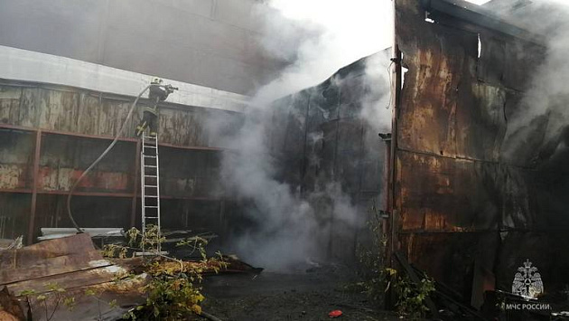  В Октябрьском районе Новосибирска сгорел одноэтажный металлический склад